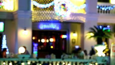 模糊色彩斑斓的彩虹酒吧餐厅芭堤雅海滩路